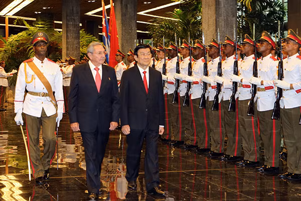 Chủ tịch Hội đồng Nhà nước Cuba Raúl Castro và Chủ tịch nước Trương Tấn Sang duyệt đội danh dự. Ảnh: TTXVN. Chủ tịch Hội đồng Nhà nước Cuba Raúl Castro và Chủ tịch nước Trương Tấn Sang duyệt đội danh dự. Ảnh: TTXVN.