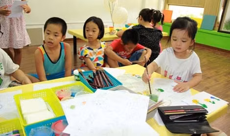 Học sinh rất thích thú với các mô hình học tập của trung tâm.