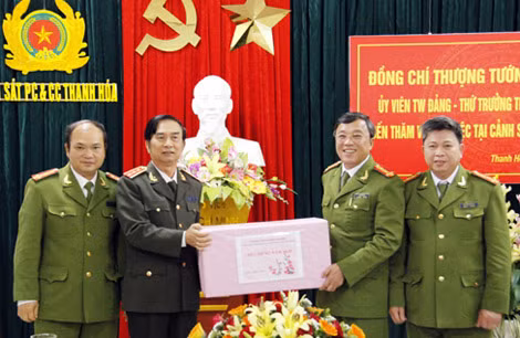 Thượng tướng Đặng Văn Hiếu tặng quà Công an tỉnh và Cảnh sát PCCC tỉnh Thanh Hóa.