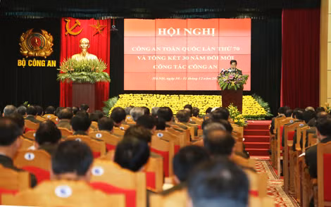 Thượng tướng Đặng Văn Hiếu trình bày tóm tắt báo cáo Tổng kết tình hình, kết quả công tác Công an năm 2014. Ảnh: Anh Hiếu. Thượng tướng Đặng Văn Hiếu trình bày tóm tắt báo cáo Tổng kết tình hình, kết quả công tác Công an năm 2014. Ảnh: Anh Hiếu.