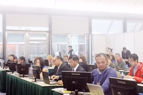 Các phóng viên nước ngoài tác nghiệp tại Trung tâm báo chí của Đại hội.