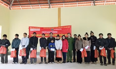Đại diện Báo CAND và chính quyền địa phương chia vui với bà con nhân dịp năm mới.