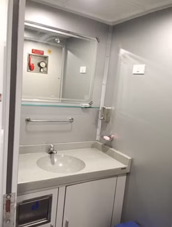 Khu vệ sinh cũng khá sạch sẽ và lịch sự.