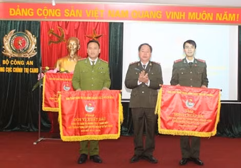 Trung tướng Nguyễn Thanh Nam, Phó Tổng cục trưởng Tổng cục Chính trị CAND trao Cờ thi đua xuất sắc của Trung ương Đoàn tặng các tập thể.