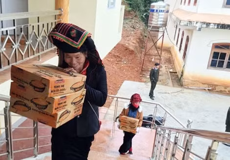 Các chiến sỹ Công an Điện Biên và bà con phối hợp chuyên chở, bốc dỡ quà Tết.
