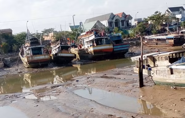 Cảng cá Trần Đề (Sóc Trăng) bị bồi lắng nghiêm trọng.
