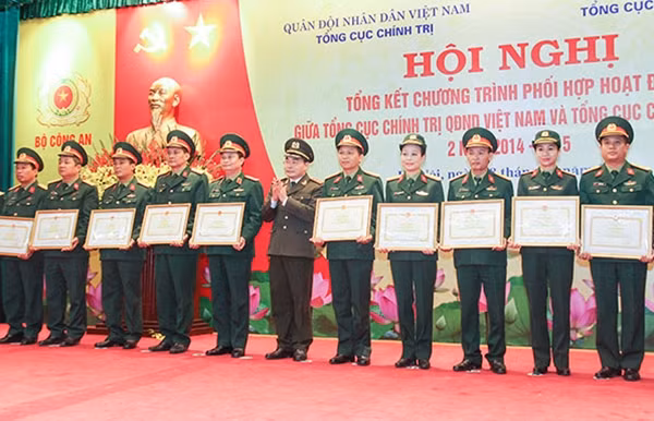 Thứ trưởng Bùi Quang Bền trao Bằng khen của Bộ Công an cho các tập thể, cá nhân xuất sắc trong chương trình phối hợp hoạt động giữa Tổng cục Chính trị QĐND Việt Nam và Tổng cục Chính trị CAND 2 năm 2014 – 2015.
