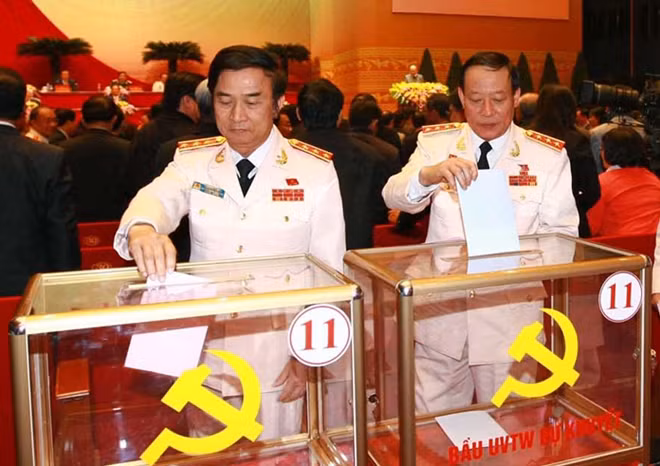 Các đại biểu bỏ phiếu bầu Ban Chấp hành Trung ương khóa XII.