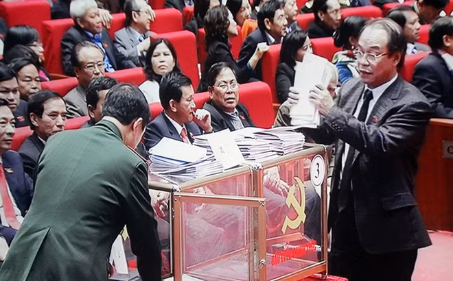 Ban Kiểm phiếu kiểm số lượng phiếu bầu trong các thùng phiếu.