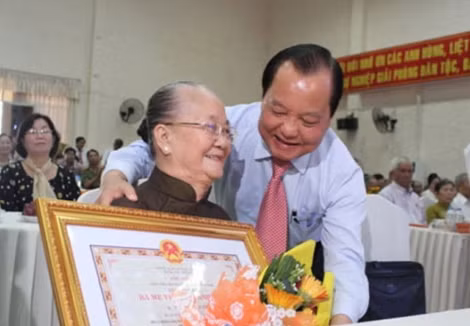 Đồng chí Lê Thanh Hải chúc mừng một Bà mẹ Việt Nam Anh hùng – những người góp phần làm nên hình ảnh của Người mẹ Bàn Cờ.