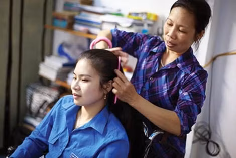 Mỗi khi lên Hà Nội, mẹ vẫn tự tay chải tóc cho Ngọc.