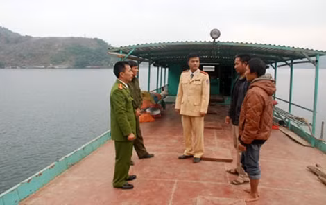 Công an TP Hòa Bình tuyên truyền người dân vận chuyển hàng hóa trên tàu chấp hành pháp luật. Ảnh: Nguyễn Hưng.