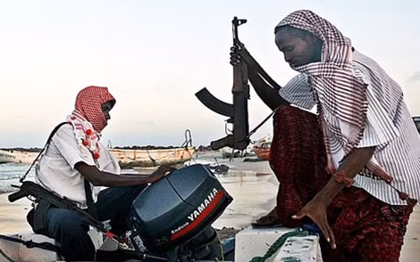 Hải tặc Somali đang chuyển hướng hoạt động từ cướp bóc, tống tiền sang "bảo kê" cho các tàu đánh bắt cá bất hợp pháp.