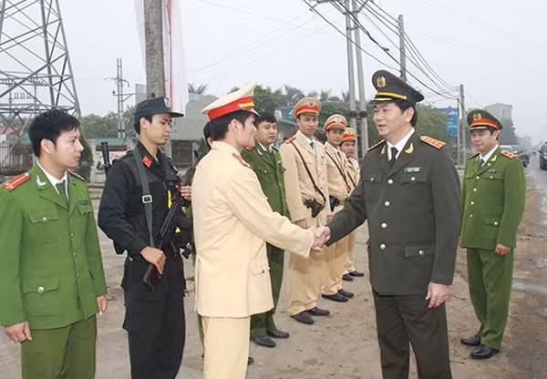Bộ trưởng Trần Đại Quang kiểm tra công tác bảo đảm trật tự, an toàn giao thông tại tỉnh Vĩnh Phúc (Ảnh: Công Gôn).