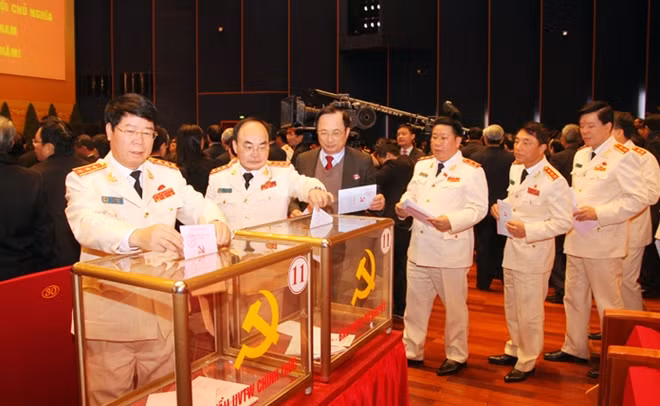 Các đại biểu bỏ phiếu bầu Ban Chấp hành Trung ương khóa XII.