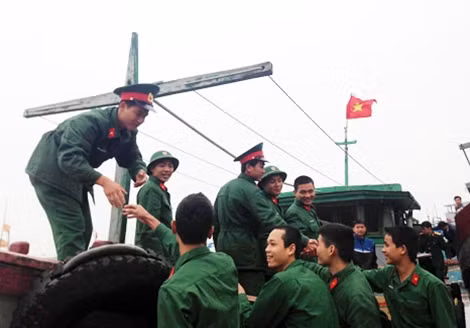 Chiến sỹ mới lên tàu ra đảo Mê làm nhiệm vụ.