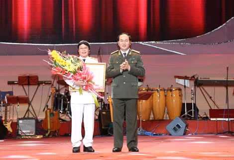 Bộ trưởng Trần Đại Quang trao Huân chương Lao động hạng Nhất cho Anh hùng Lao động, Trung tướng, nhà văn Nguyễn Hữu Ước, Phó Tổng cục trưởng Tổng cục XDLL CAND, Tổng biên tập Truyền hình CAND.
