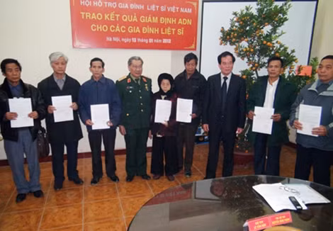 Lãnh đạo Hội trao kết quả giám định ADN cho gia đình liệt sĩ.