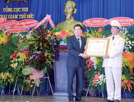 Giám thị Trần Hữu Thông đón nhận danh hiệu Anh hùng.