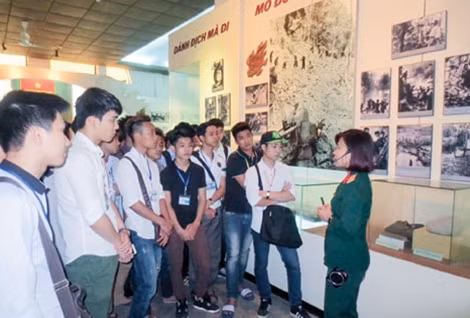 Bảo tàng Đường Hồ Chí Minh thu hút đông bạn trẻ đến tham quan.