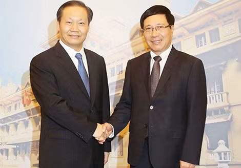 Phó Thủ tướng Phạm Bình Minh và Bí thư Khu ủy Khu tự trị dân tộc Choang Quảng Tây, Trung Quốc Bành Thanh Hoa. ảnh: VGP.