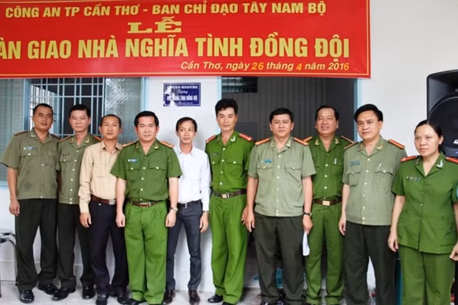 Trao nhà nghĩa tình đồng đội cho Đại úy Nguyễn Chí Can.