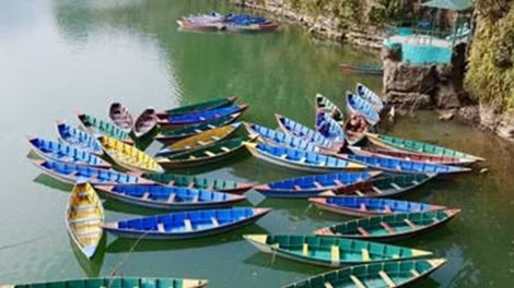 Hồ Phewa vắng du khách.