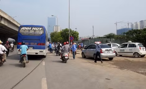 Xe khách “Anh Huy” trả khách không đúng quy định trên đường Khuất Duy Tiến. (Ảnh chụp sáng 26-4).