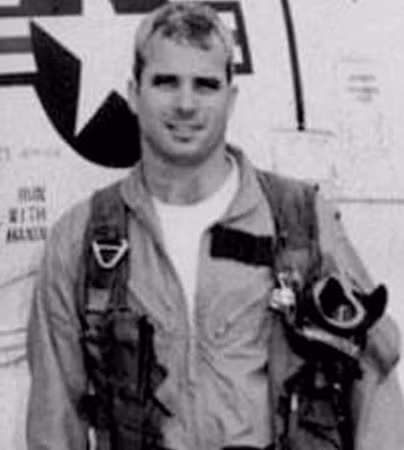 Phi công John McCain hiện là Thượng nghị sỹ Hoa Kỳ.