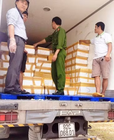 Xe chở nội tạng động vật hôi thối bị lực lượng chức năng Hà Tĩnh phát hiện, bắt giữ.
