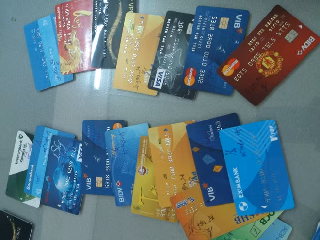 Tang vật trong một vụ án lừa đảo phụ nữ Việt Nam qua facebook bị cơ quan Công an thu giữ