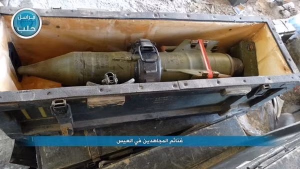 Al-Nusra khoe chiến lợi phẩm chiếm được từ quân chính phủ Syria.