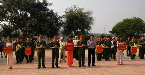 Ban Tổ chức Hội thao tặng hoa các vận động viên.