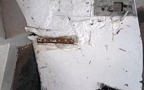 Mảnh vỡ nghi của MH370 được tìm thấy ở Mauritius. Ảnh: Yahoo News.