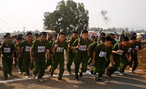 Các vận động viên sôi nổi tranh tài ở các bộ môn.