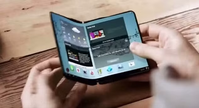 Mẫu điện thoại với màn hình có thể gập cong của SamSung.
