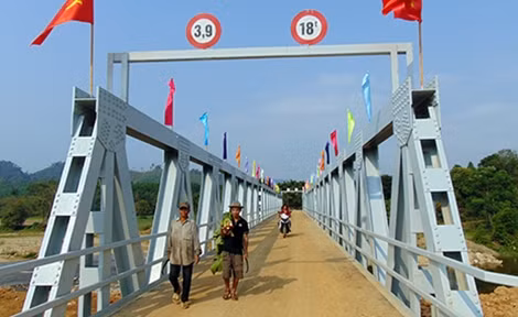 Đồng bào Cor vui mừng vì đã có cầu mới bắc qua dòng sông Kót.