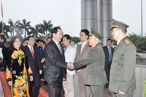 Chủ tịch nước Trần Đại Quang và cán bộ Công an tỉnh Ninh Bình.