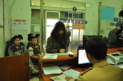 Người dân đến đăng ký xe tại Công an quận Hoàn Kiếm.