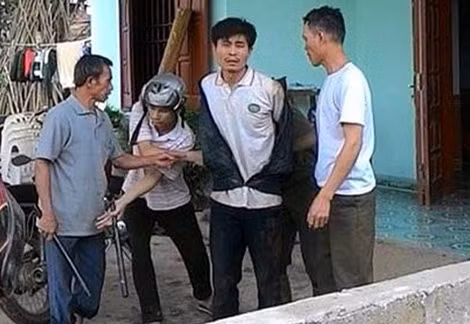Bị can Đức (áo khoác đen).