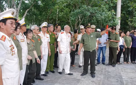 Đoàn công tác ôn lại truyền thống hào hùng tại khu di tích lịch sử Nha Công an TW.