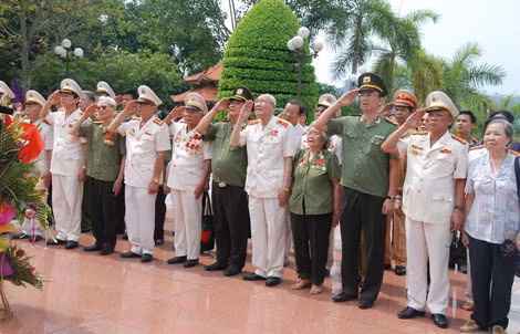 Đoàn công tác thành kính dâng hoa tại Tượng đài bảo vệ an ninh Tổ quốc.