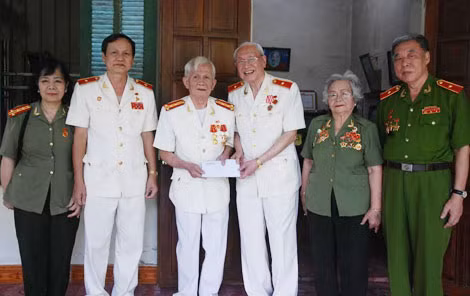 Đoàn công tác thăm hỏi, tặng quà gia đình đồng chí Vi Đức Phương, nguyên Phó Giám đốc Công an tỉnh Tuyên Quang.