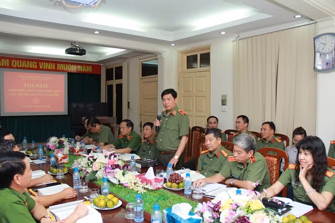 Thiếu tướng, PGS.TS Trần Vi Dân, Tổng Biên tập Tạp chí CAND phát biểu đóng góp ý kiến tại buổi tọa đàm.