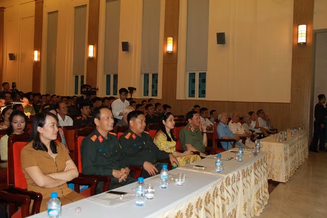 Các đại biểu dự chương trình.