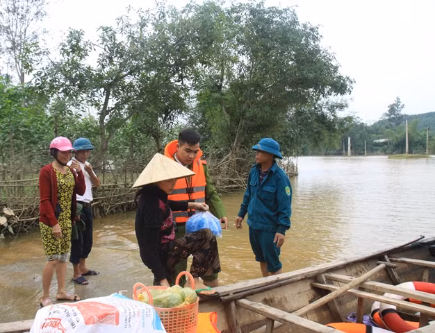Nước đang rút ở xã Phương Điền, huyện Hương Khê. Nước đang rút ở xã Phương Điền, huyện Hương Khê.