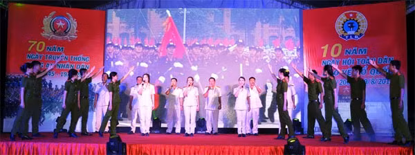 Chương trình văn nghệ do Công an tỉnh Kiên Giang biểu diễn.