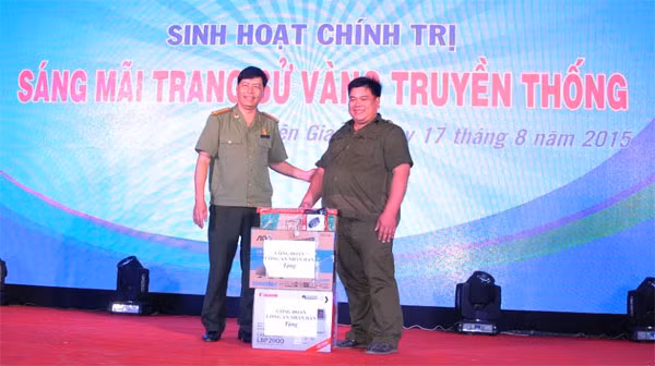 Trung tá Vũ Mạnh Hà - Chủ tịch Công đoàn CAND tặng bộ máy vi tính cho Công an xã An Minh Bắc.