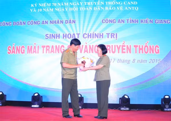 Thiếu tướng Bùi Tuyến Minh – Giám đốc Công an tỉnh tặng hoa cho Trung tá Vũ Mạnh Hà - Chủ tịch Công đoàn CAND.