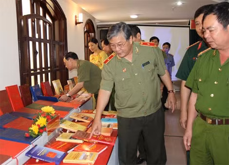 Thiếu tướng Nguyễn Bình Ban, Viện trưởng Viện Lịch sử Công an và các đại biểu tham quan triển lãm